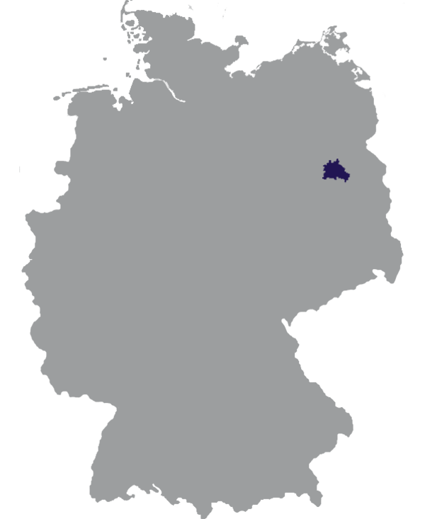 Landkaart Duitsland grijs met stadstaat en deelstaat Berlijn donkerblauw op transparante achtergrond - 600 * 733 pixels